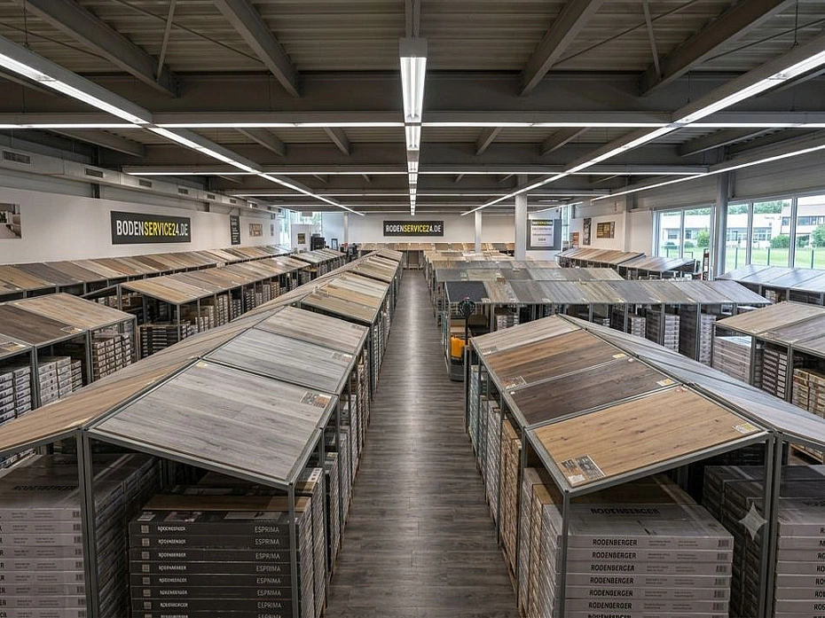 Vinylboden-Ausstellung und Lager bei Rutex Wohnstore in Dormagen – über 70 Klick-Vinylboden-Dekore sofort verfügbar