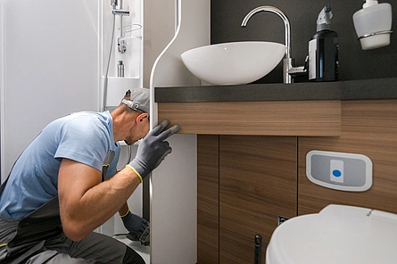 Illustration - Ihr Experte für schönes Wohnen - Handwerker installiert individuelle Badmöbel nach Maß.