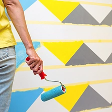 Genauigkeit/Grading - Das Mädchen malt die Wand in geometrischen Muster